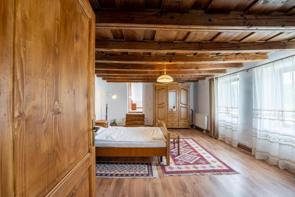 a bedroom with a bed and a wooden ceiling at Sieben Türen in Criţ