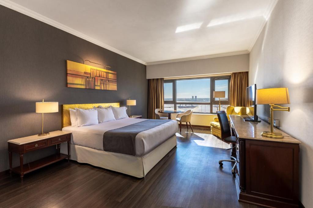 Radisson Montevideo Victoria Plaza Hotel - Premium King Room