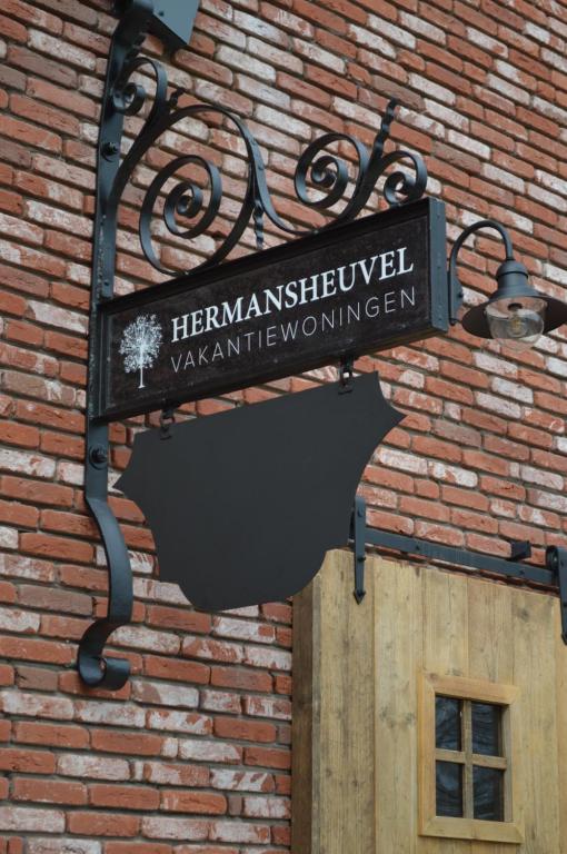 a sign on the side of a brick building at Vakantie Hermansheuvel in Bekkevoort