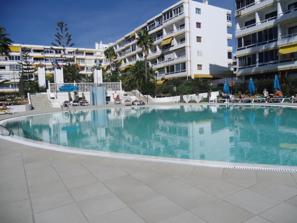 a large swimming pool in front of a building at Apartamentos Aloe in Playa del Ingles