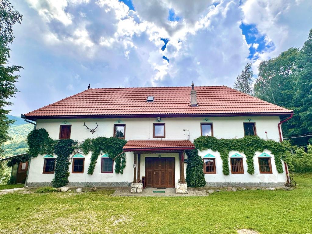 a large white house with a red roof at Cabana Wittmann in Rusca
