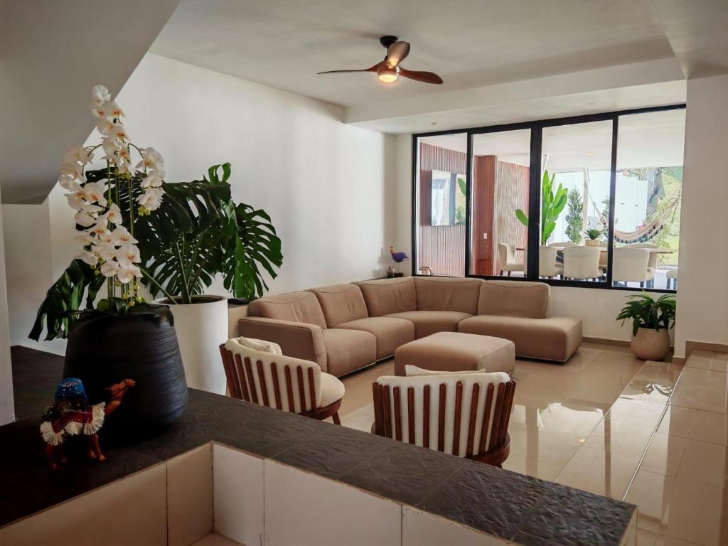 a living room with a couch and a table at Refugio urbano in Nuevo Cuscatlán