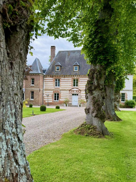 a large house with a tree in front of it at Maison Nolette - Chambres & Table d'hôtes in Noyelles-sur-Mer