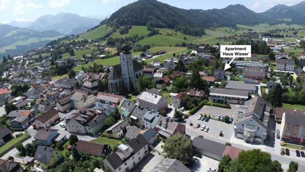 une vue aérienne sur une ville avec une montagne dans l&#39;établissement Apartment Haus Wieser, à Gröbming