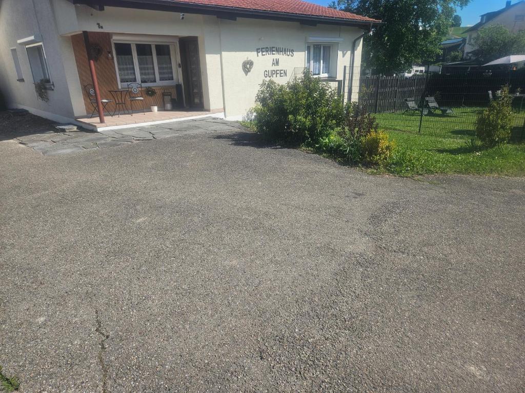 a driveway in front of a house at Ferienhaus am Gupfen in Weilheim