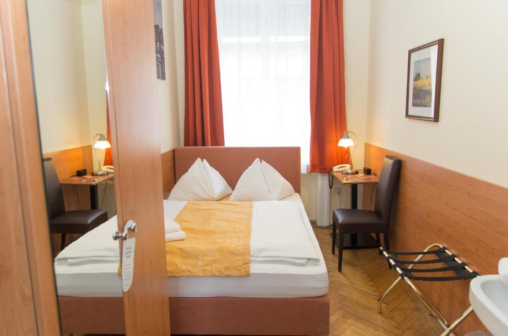 Postel nebo postele na pokoji v ubytování Pension Lehrerhaus