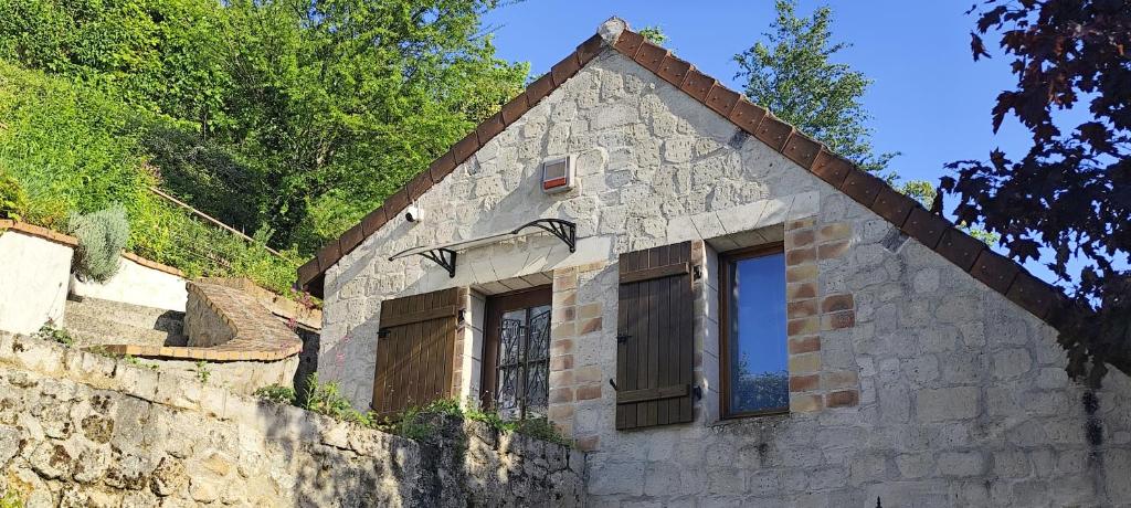 a stone building with a window on the side of it at Chez Philippe et Agnès Appartement T2 in Vauciennes