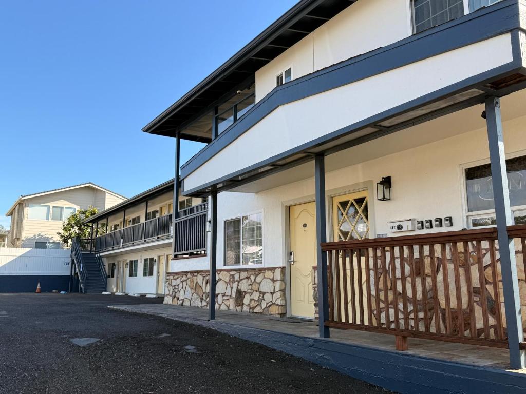 a building with a porch and a balcony at Morro Crest Inn in Morro Bay