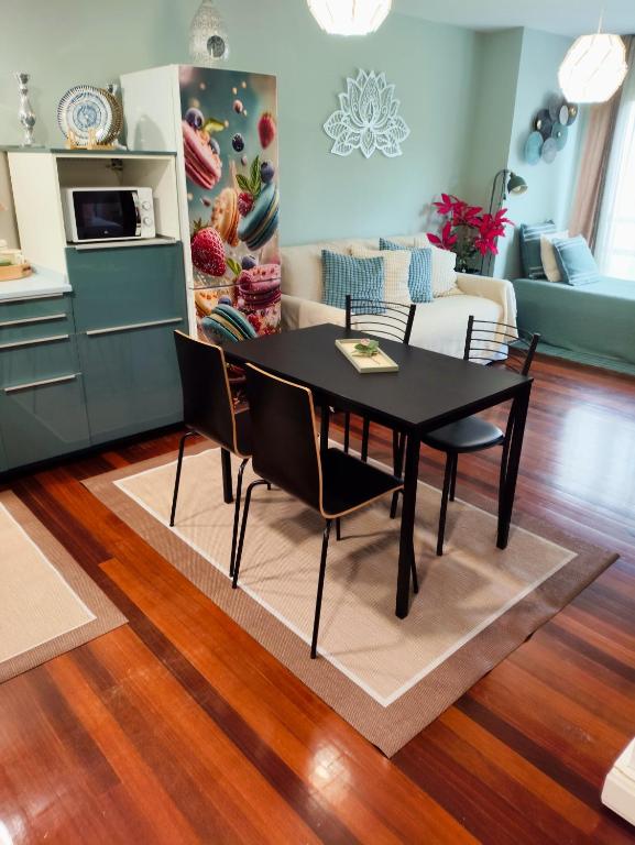 a kitchen and living room with a table and chairs at Flor de Lis in Medina de Pomar