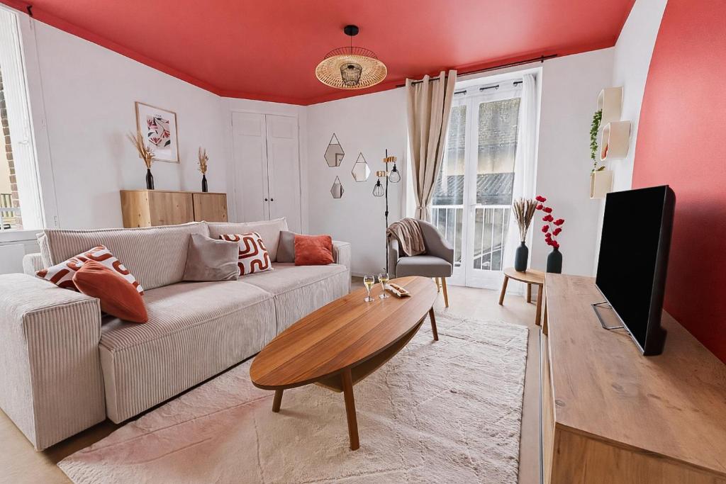 a living room with a couch and a table at T2 lumineux, moderne, calme & central à Montargis in Montargis
