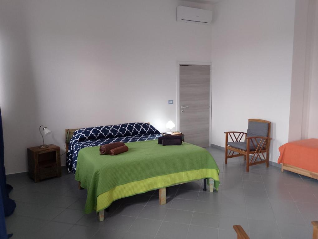 a bedroom with a bed with a green blanket at SU MARINERI in Càbras