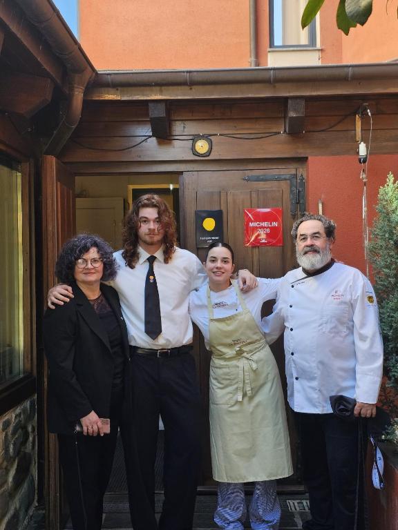 a group of people standing in front of a building at La Tronera del Bierzo Restaurante-Hotel in Villadepalos