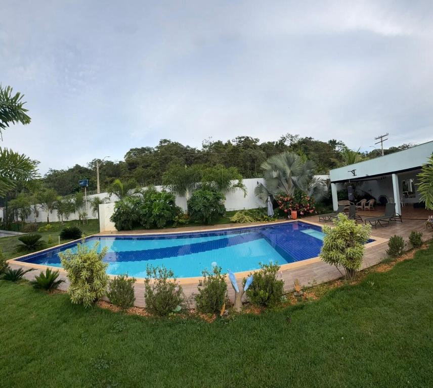 an overhead view of a swimming pool in a yard at Refúgio Garden Eventos in Senador Canedo