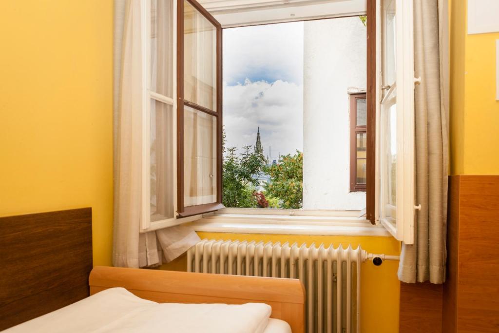 Postel nebo postele na pokoji v ubytování Pension Lehrerhaus