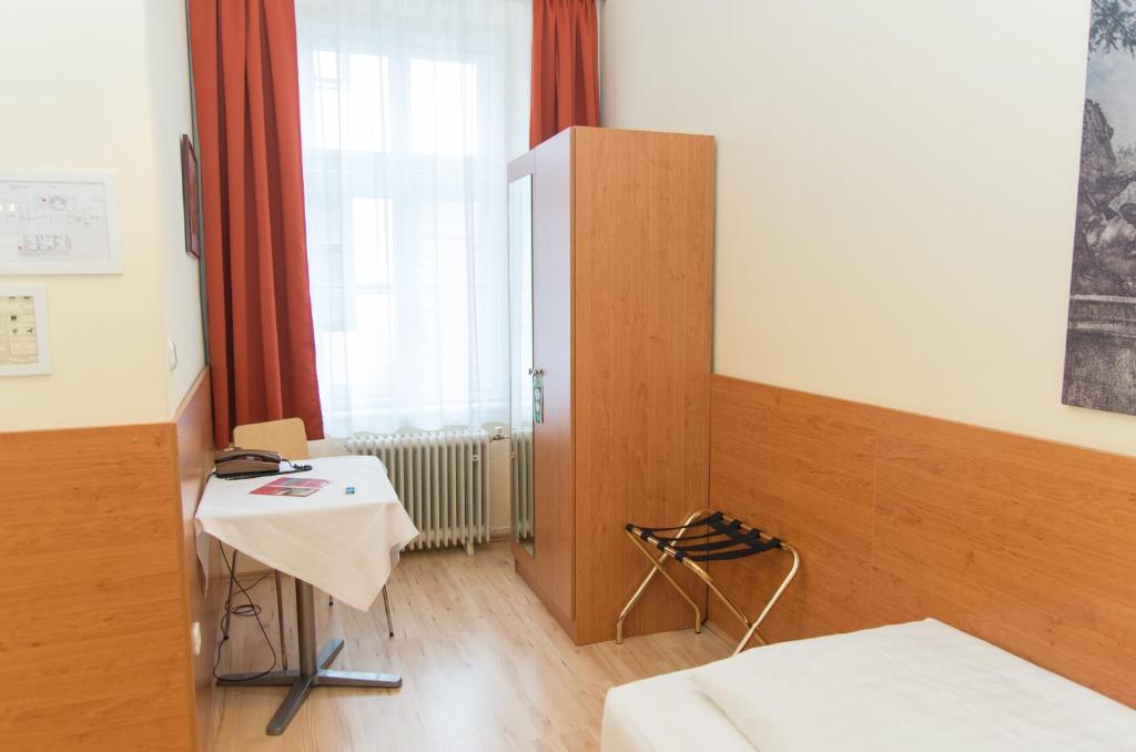 Postel nebo postele na pokoji v ubytování Pension Lehrerhaus