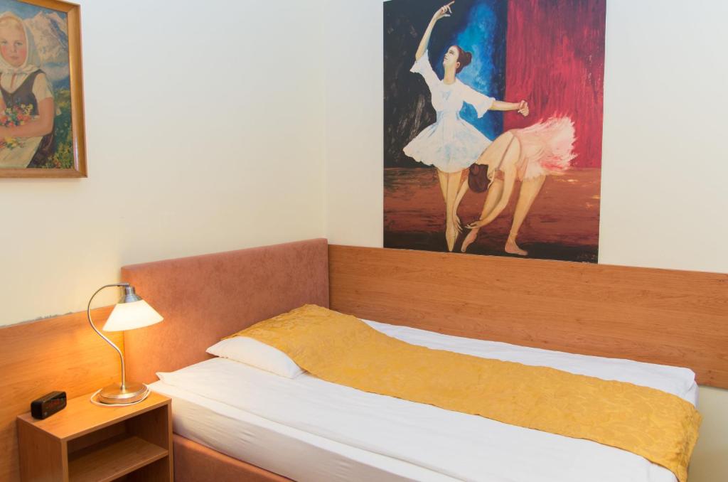 Postel nebo postele na pokoji v ubytování Pension Lehrerhaus