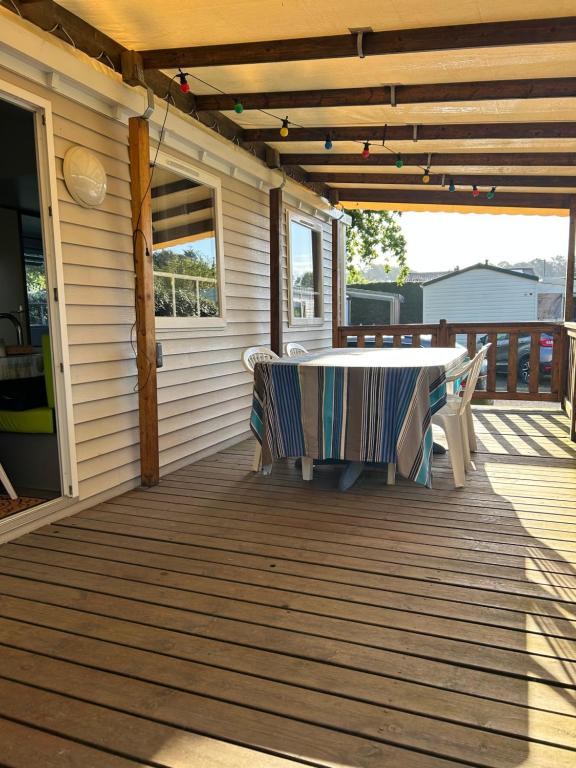 a table on the front porch of a house at Mobil-home Messanges in Messanges