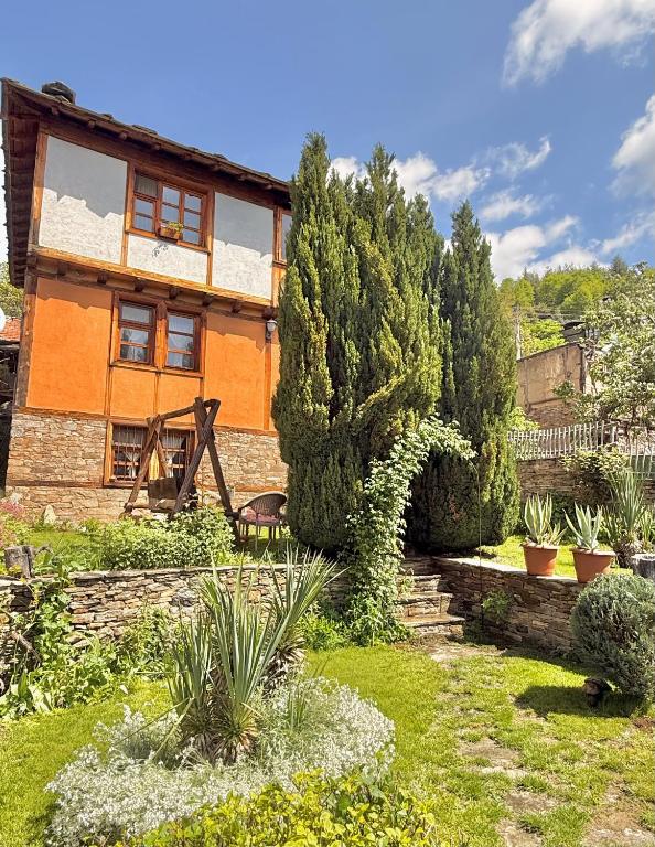 a house with a garden in front of it at ART Guest Home in Leshten