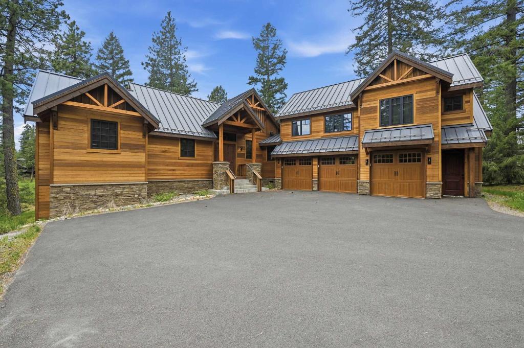 a house with a large driveway in front of it at Serenity on 13 Suncadia-luxury 4bd ensuite spa retreat with Sauna, Steam Shower, Jacuzzi, Hot tub, Fire Pit & on-site EV chg in Cle Elum