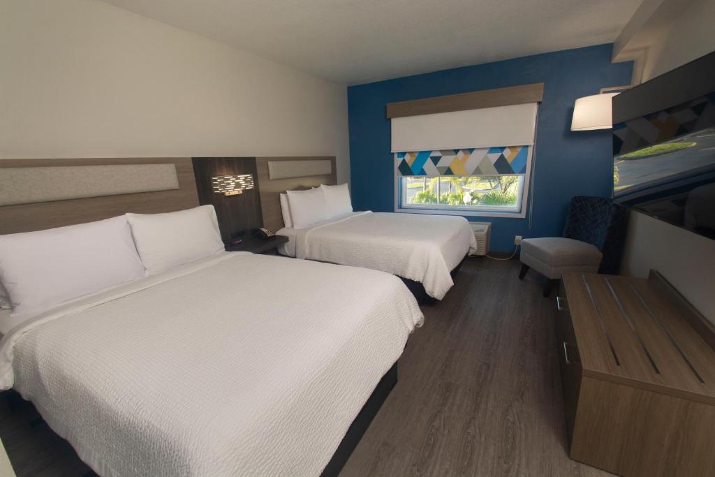Holiday Inn Express & Suites Cocoa by IHG - Standard Room With Two Queen Beds