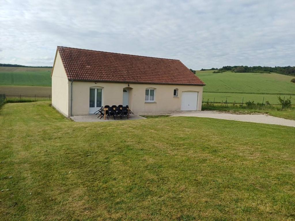 a house with a group of cows in front of it at La petite maison 7 pers proche nigloland au calme in Buchey