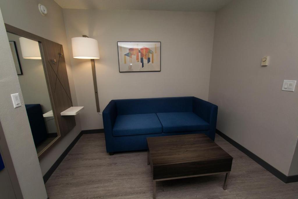 Holiday Inn Express & Suites Cocoa by IHG - Queen Suite With Two Queen Beds