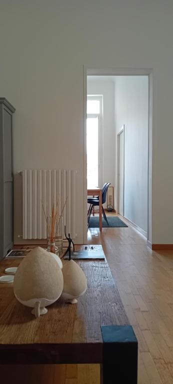 ein Wohnzimmer mit Sofa und Tisch in der Unterkunft Madama in Bari