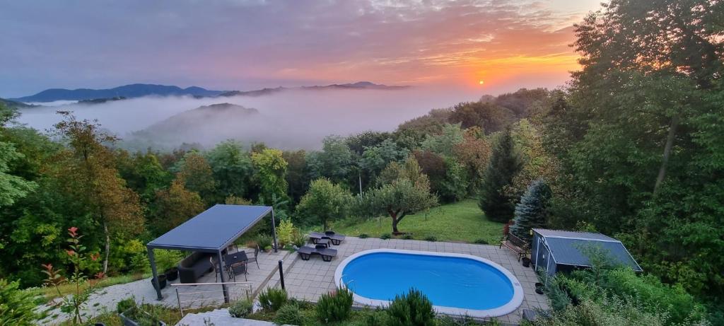 an overhead view of a swimming pool and a gazebo at Relax House Lara in Krapinske Toplice in Krapinske Toplice