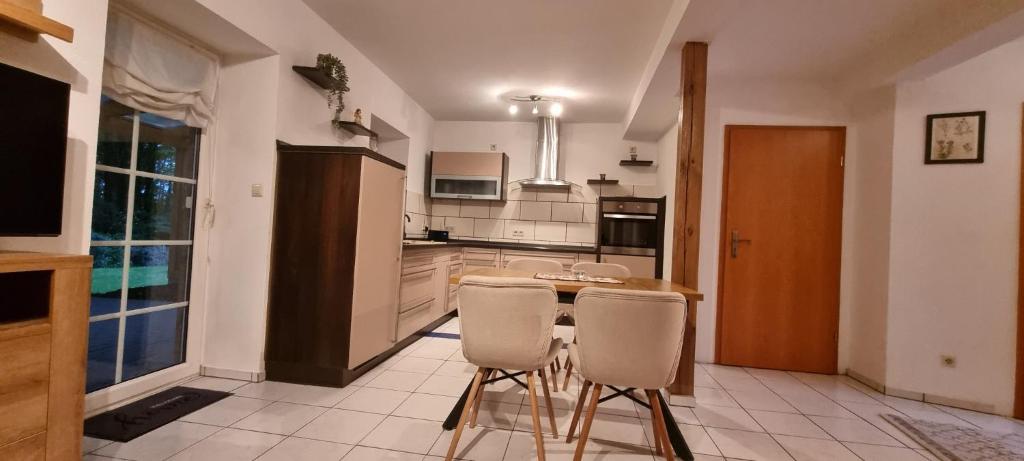 a kitchen with a table and chairs in it at Gemütliche Ferienwohnung am Randes des Wendlands in Schnega