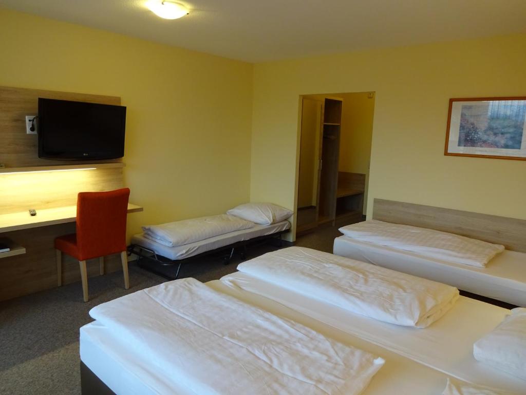 Postel nebo postele na pokoji v ubytování Gasthof Hotel Zum Ross