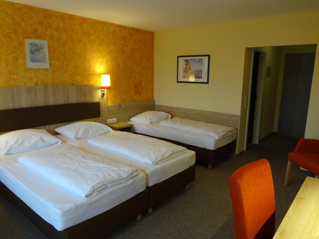 Postel nebo postele na pokoji v ubytování Gasthof Hotel Zum Ross