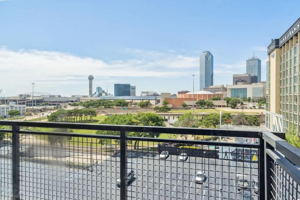 a balcony with a view of a city at Penthouse Luxe Views No 604 in Dallas