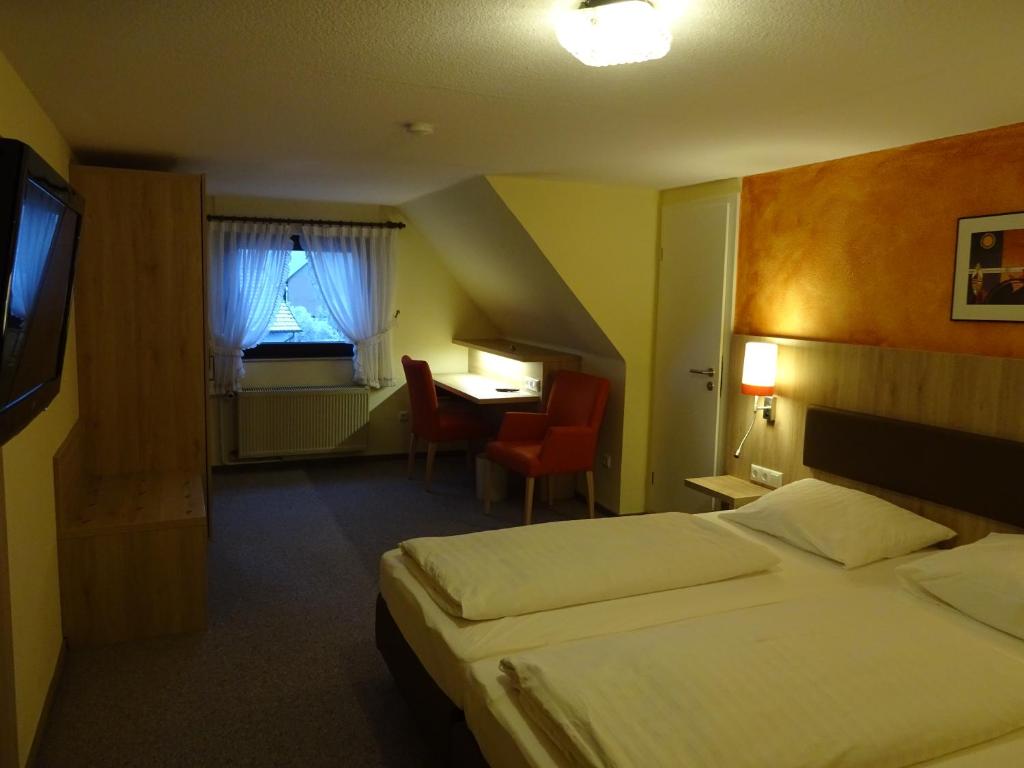 Postel nebo postele na pokoji v ubytování Gasthof Hotel Zum Ross