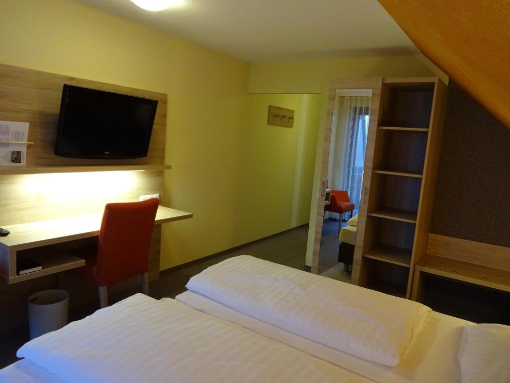 Postel nebo postele na pokoji v ubytování Gasthof Hotel Zum Ross
