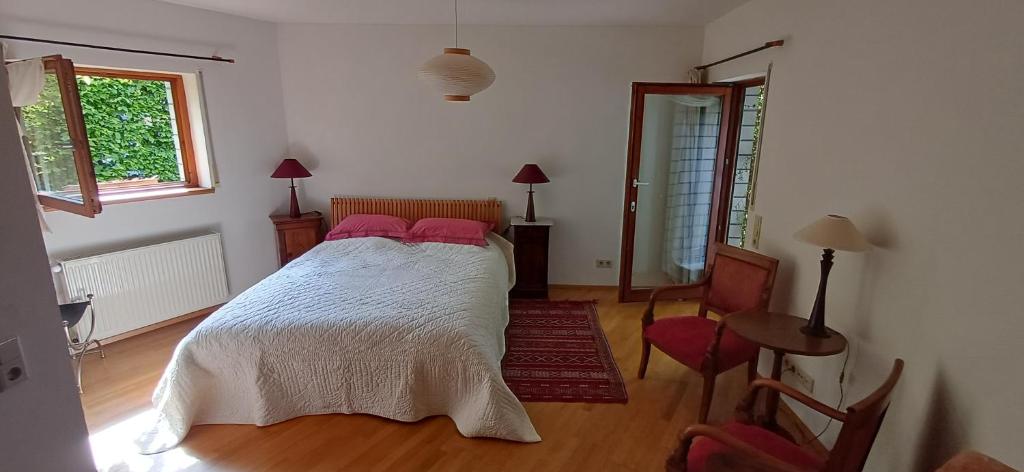 a bedroom with a bed with pink pillows on it at Geschmackvolles Zimmer in Steinhude in Wunstorf