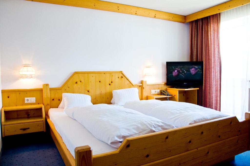 Rúm í herbergi á Hotel Alpenfriede