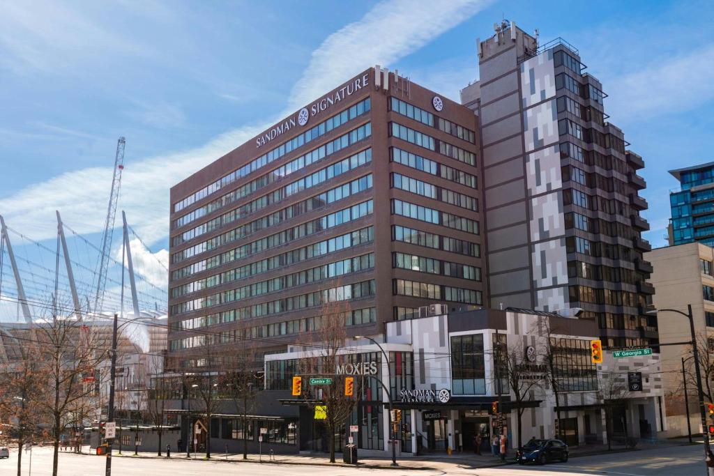 a tall building on a city street with at Sandman Signature Vancouver Downtown Hotel in Vancouver