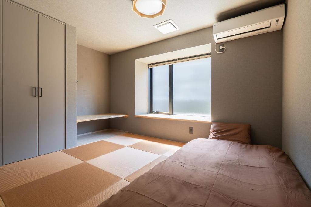 a small bedroom with a bed and a window at HOTEL PG3 - Vacation STAY 46442v in Habu