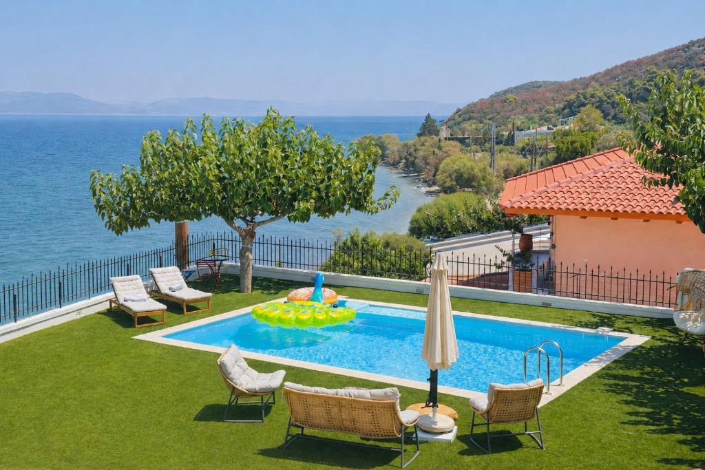 a swimming pool with a pool noodle in the middle at Sesi Luxury Suites Seaside & Private Pool in Marathon