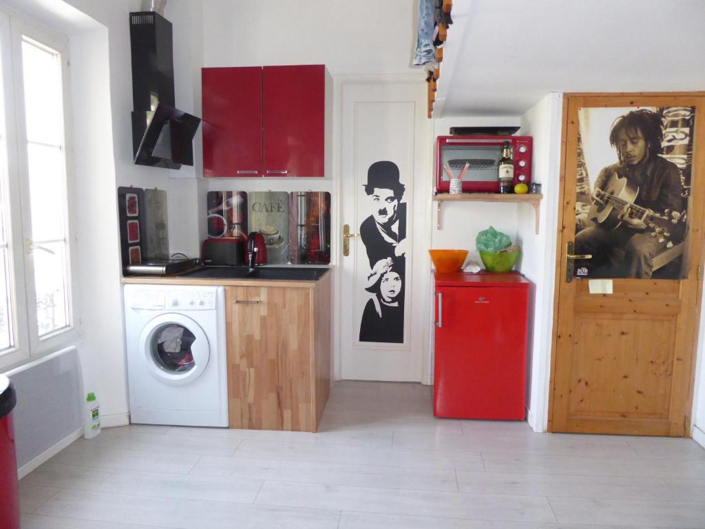 カンヌにあるAppartement Villa Gustaveのキッチン(赤い冷蔵庫、洗濯機付)