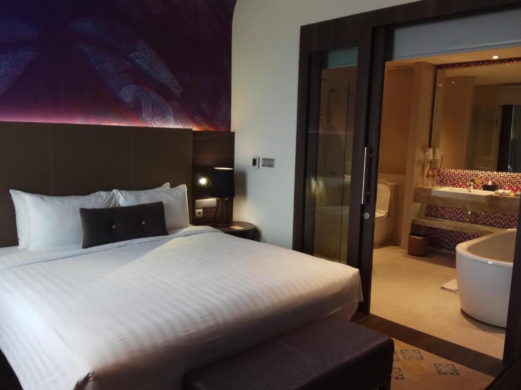 Postel nebo postele na pokoji v ubytování Mercure Karawang