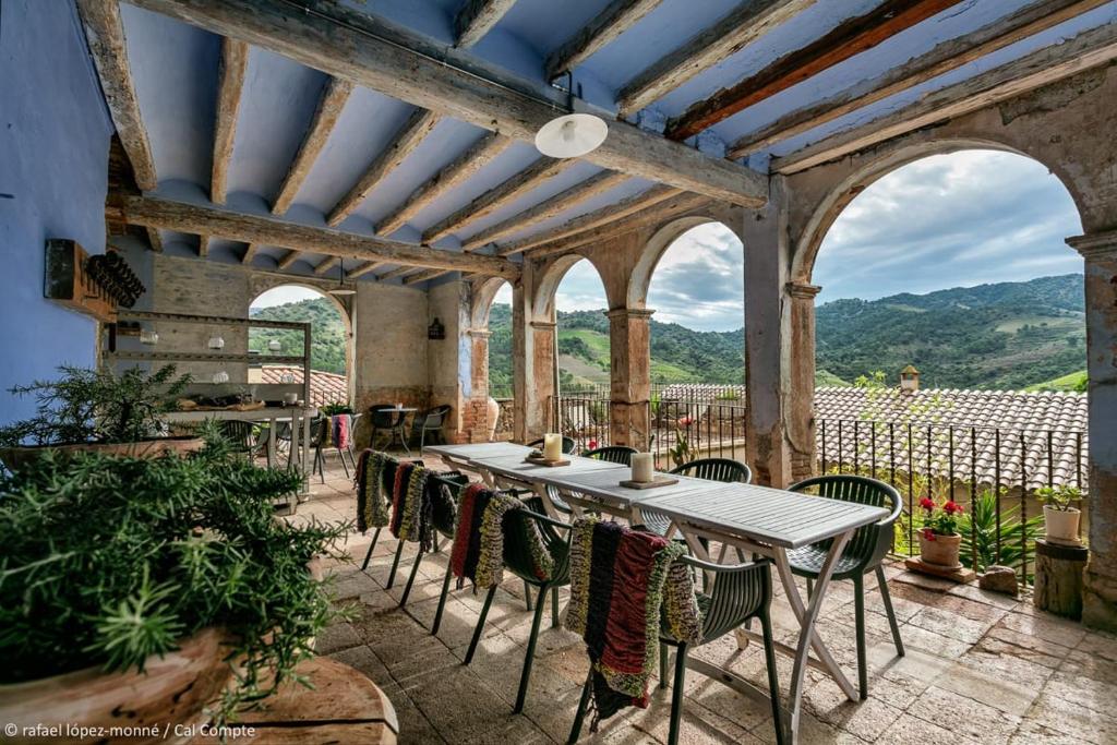 an outdoor patio with a table and chairs at Cal Compte in Torroja