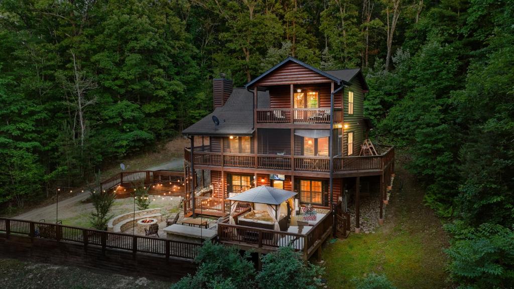 eine Luftaufnahme eines Hauses im Wald in der Unterkunft The Dream Maker in Blue Ridge