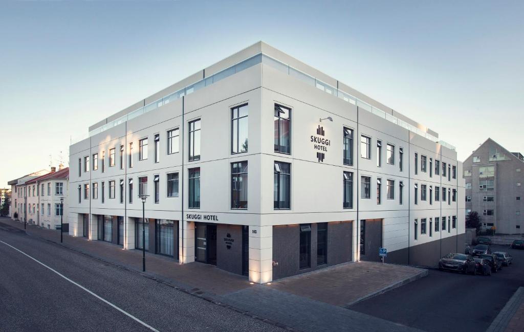 ein großes weißes Gebäude in einer Stadtstraße in der Unterkunft Skuggi Hotel by Keahotels in Reykjavík