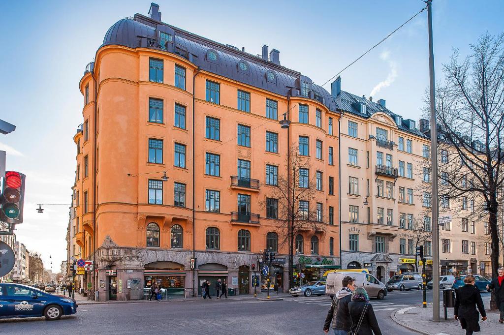 duży pomarańczowy budynek na rogu ulicy w obiekcie City Hostel w Sztokholmie