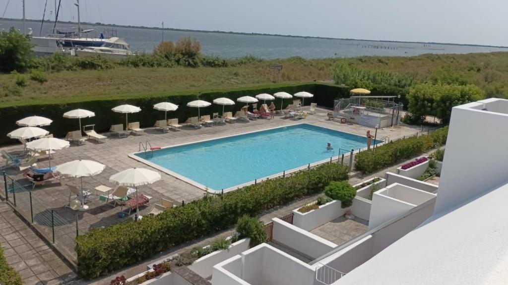 a view of a swimming pool with umbrellas at La Terrazza sul Delta in Porto Levante