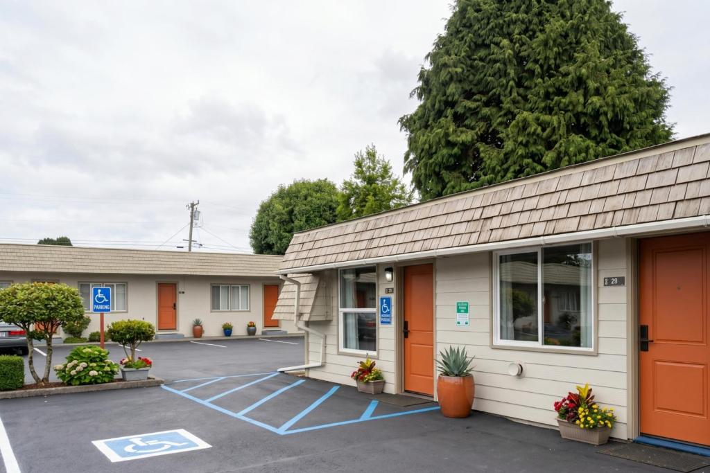 a building with a parking lot in front of it at 6 Rivers Motel Fortuna near Hwy 101 in Fortuna