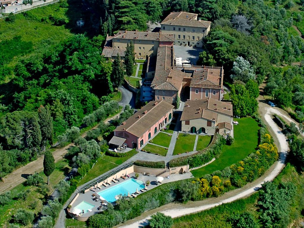 Bazén v ubytovaní Borgo Colleoli Resort alebo v jeho blízkosti