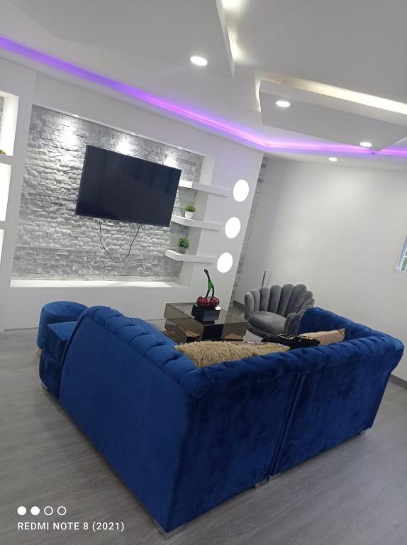 a blue couch in a living room with a tv at Bloque 9y10 in Caracas