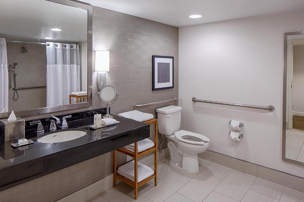 DoubleTree by Hilton Hotel Houston Greenway Plaza - 
